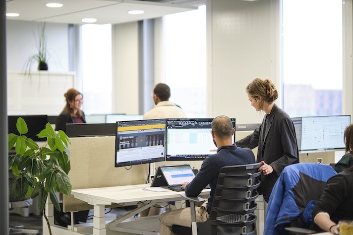Collega's in overleg op het kantoor van Fresco Farma