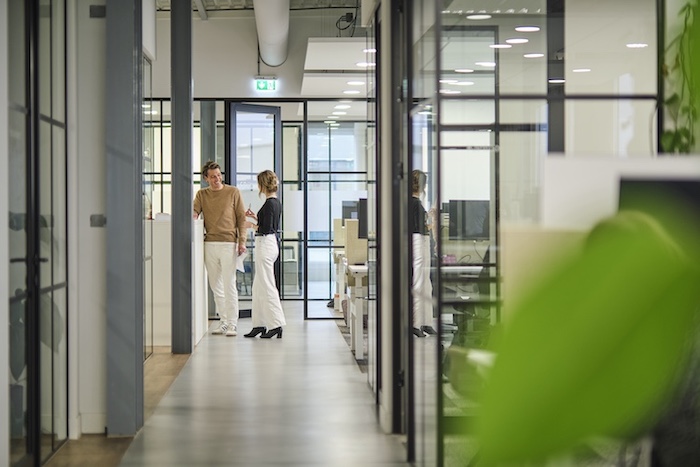 Twee collega's in overleg op het kantoor van Fresco Farma