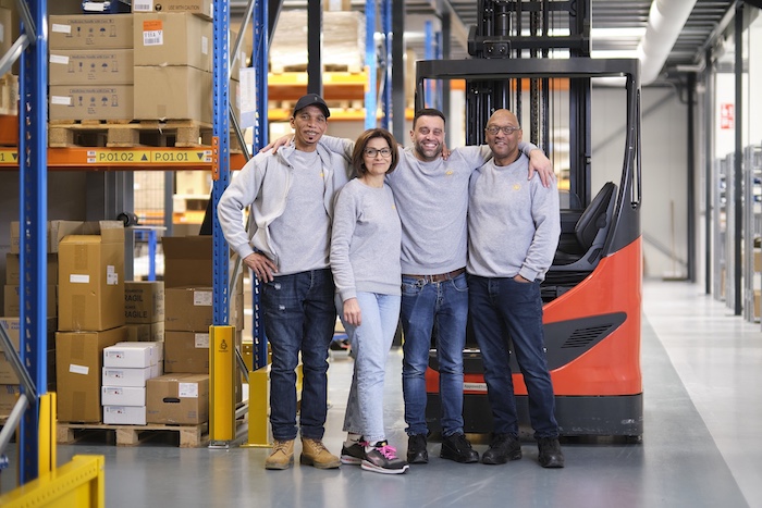 Vier collega's in het magazijn van Fresco Farma