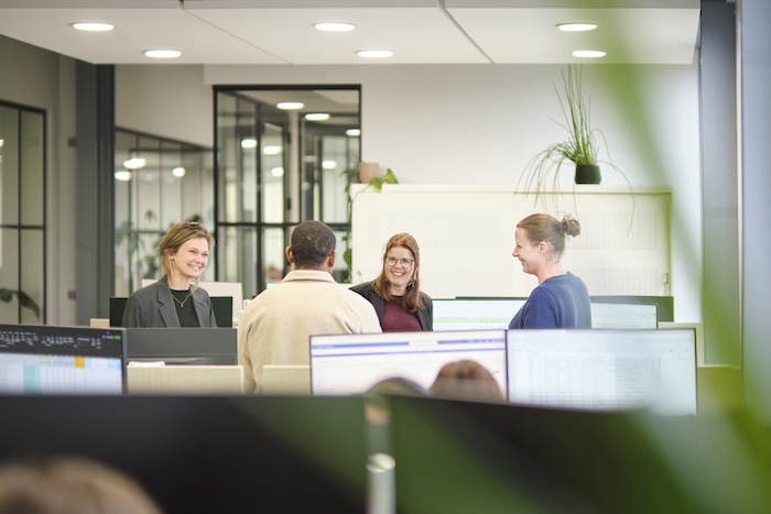Overleg tussen collega's op het kantoor van Fresco Farma