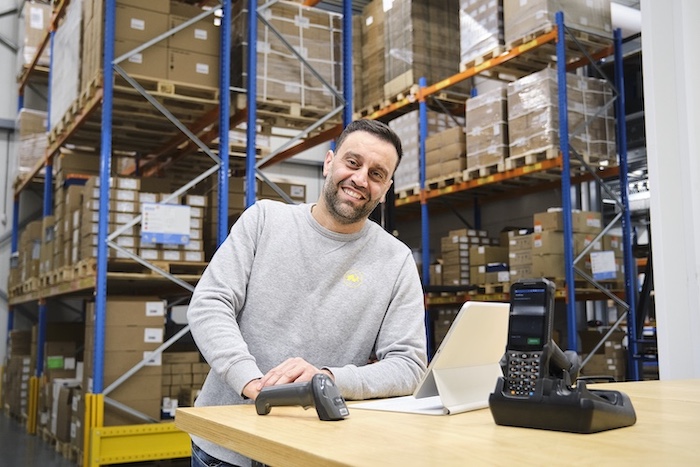 Sandor Sharif, Facility Manager bij Fresco Farma in het magazijn